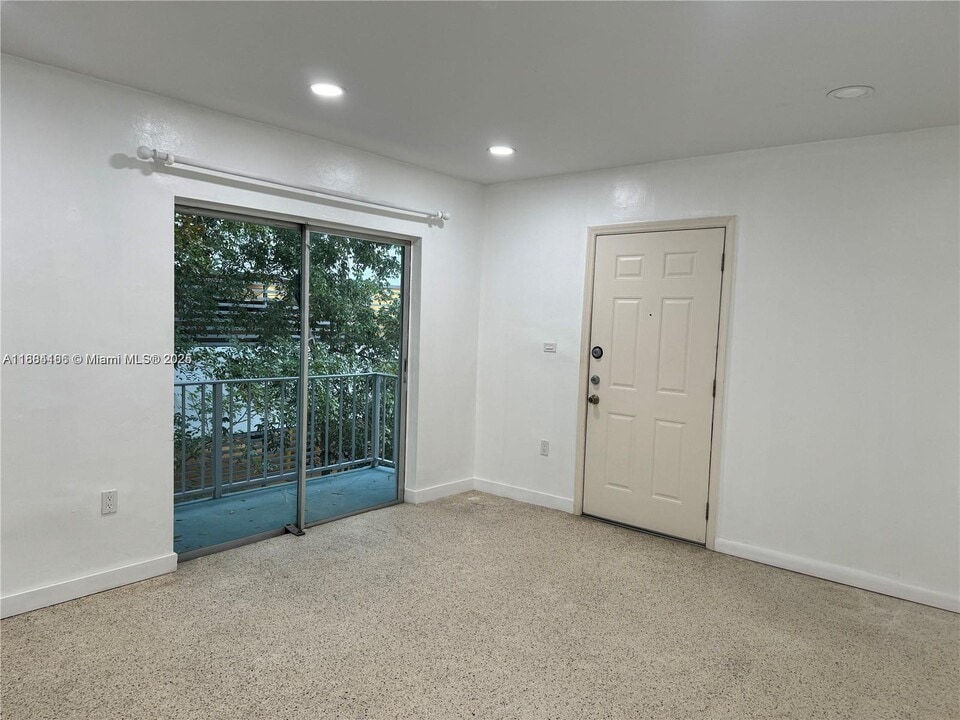 661 NW 1st St in Miami, FL - Building Photo