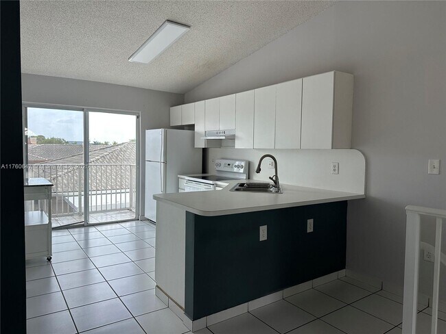 6975 W 36th Ave in Hialeah, FL - Building Photo - Building Photo