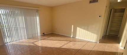 411 Executive Center Dr in West Palm Beach, FL - Building Photo - Building Photo