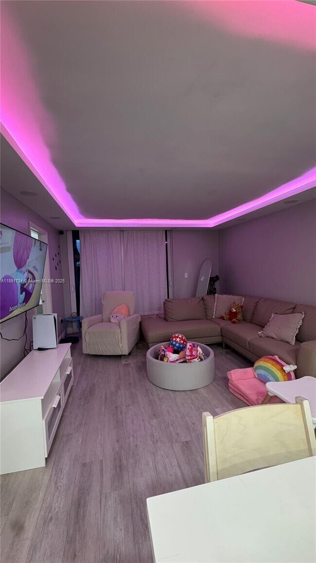 10090 NW 80th Ct in Hialeah Gardens, FL - Foto de edificio - Building Photo