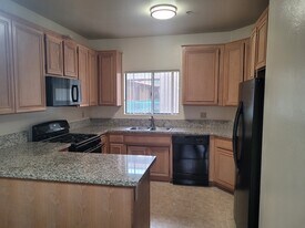 Dicken's Court Apartments in Sherman Oaks, CA - Building Photo