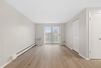 Clifton Park & Clifton House in Cleveland, OH - Foto de edificio - Building Photo