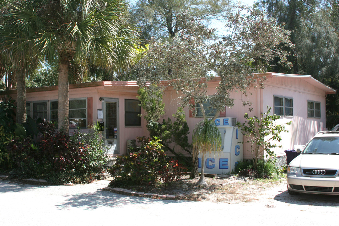 8862 Midnight Pass Rd in Sarasota, FL - Building Photo