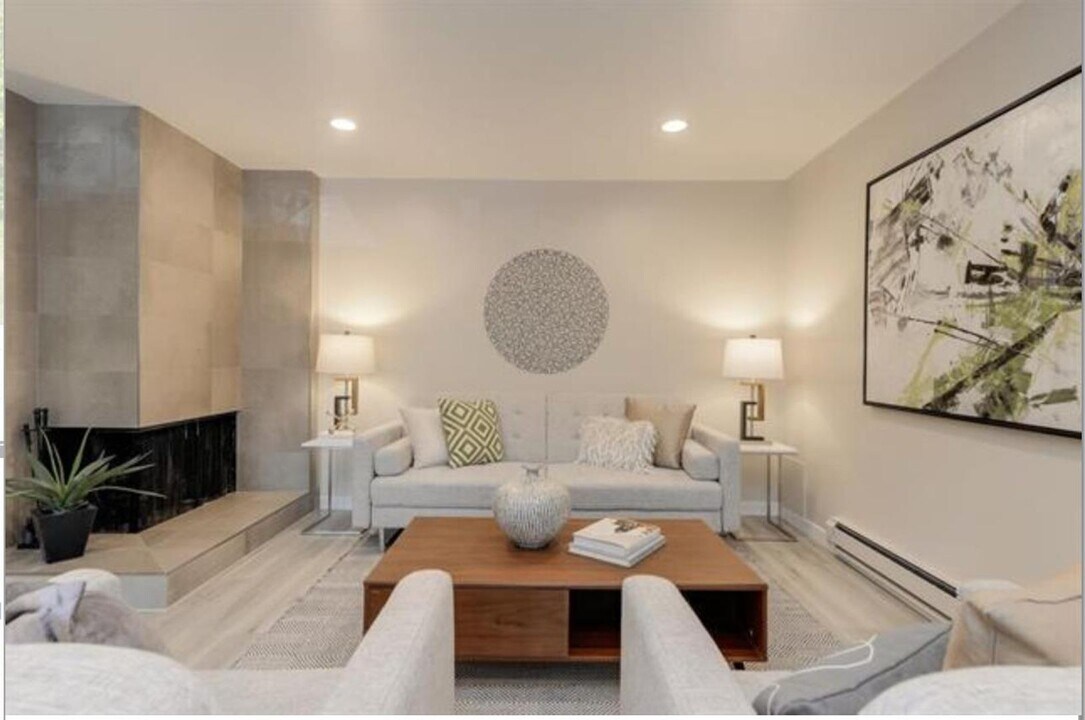 500 W Middlefield Rd in Mountain View, CA - Building Photo