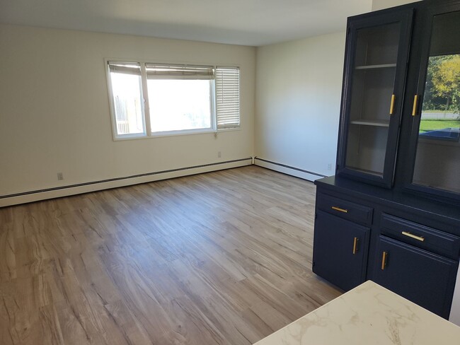 6329 E 32nd Ave-Unit -unit 3 in Anchorage, AK - Foto de edificio - Building Photo