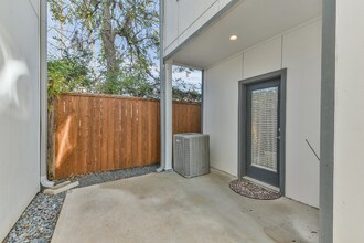 8411 Hempstead Rd in Houston, TX - Foto de edificio - Building Photo