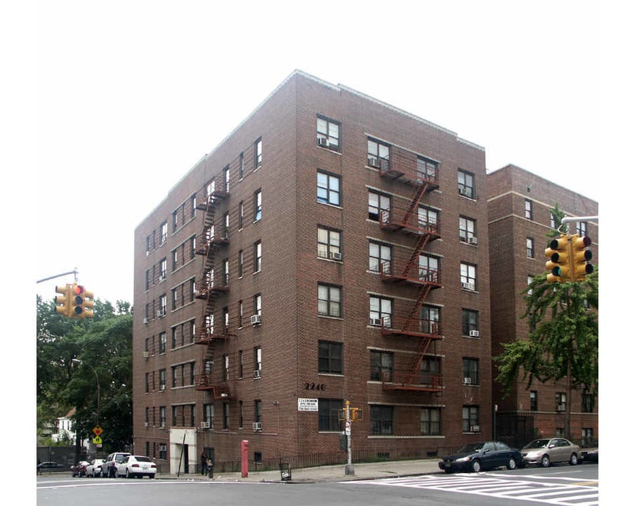 2240 University Ave in Bronx, NY - Foto de edificio