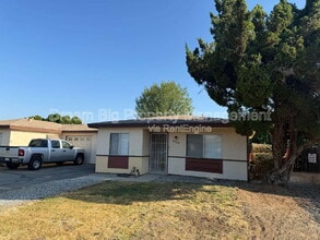 2328 W Oakland Ave in Hemet, CA - Building Photo - Building Photo