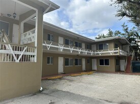 1585 NE 125th St in North Miami, FL - Building Photo