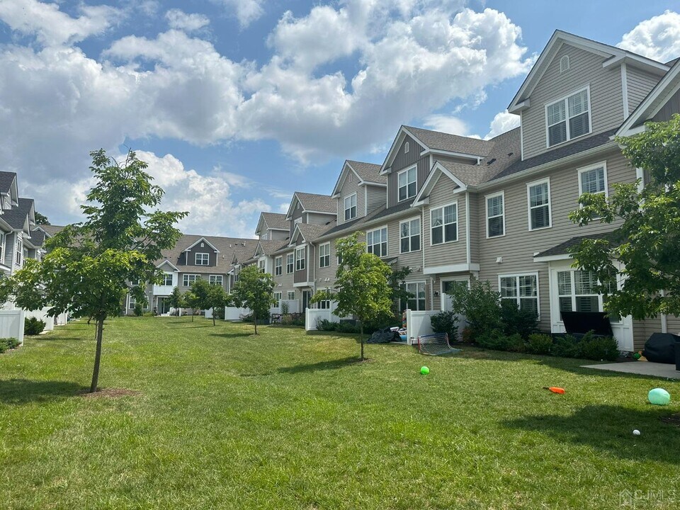 710 Greenland Square in Highland Park, NJ - Building Photo