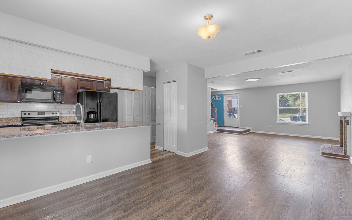 1308 Mikie Ct in Virginia Beach, VA - Building Photo