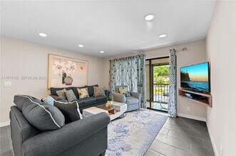 812 Sky Pine Way in Greenacres, FL - Foto de edificio - Building Photo