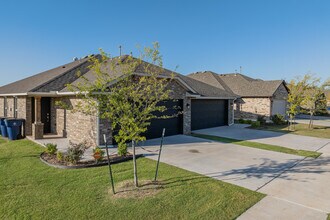 The Villas at Grand in Chickasha, OK - Building Photo - Building Photo