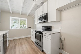610 Heliotrope Ave in Newport Beach, CA - Building Photo - Building Photo