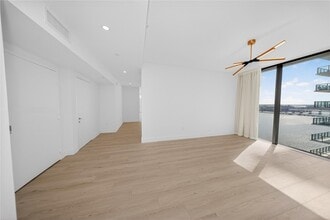 700 NE 24th St, Unit 2507 in Miami, FL - Foto de edificio - Building Photo