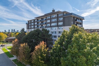 4866 Bathurst Street Apartments in Toronto, ON - Building Photo - Building Photo