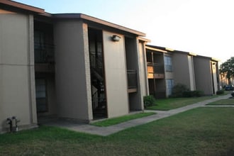 Twin Oaks in Pasadena, TX - Building Photo - Building Photo