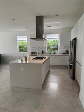 7547 NW 98th Ave in Doral, FL - Building Photo - Building Photo