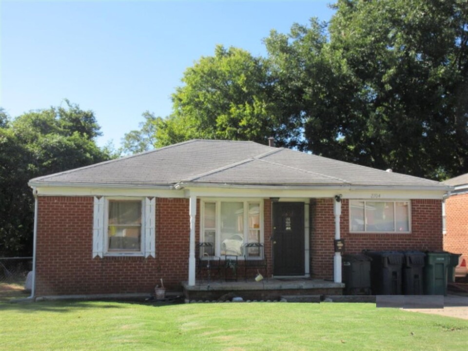 2704 NE 18th St in Oklahoma City, OK - Building Photo