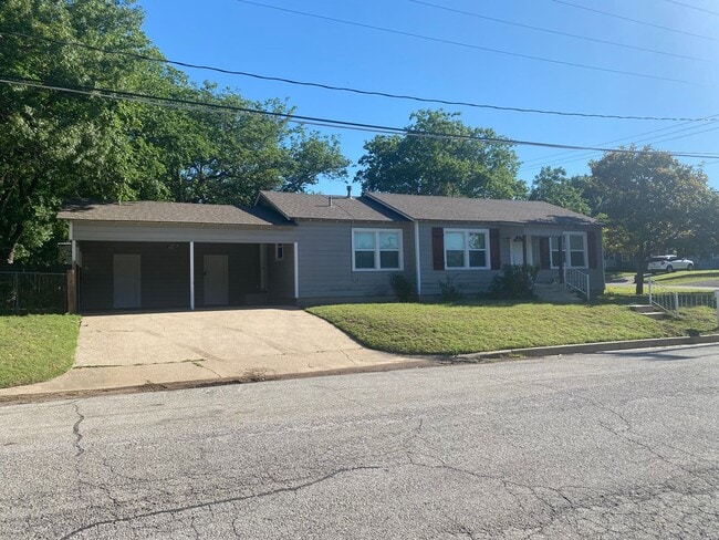402 McCarty St in Weatherford, TX - Building Photo - Building Photo