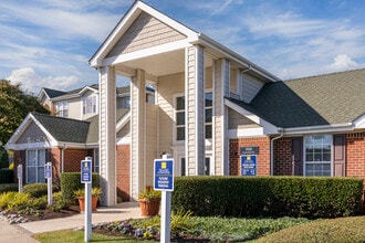 THE LAKES AT TOWN CENTER in Hampton, VA - Foto de edificio - Building Photo