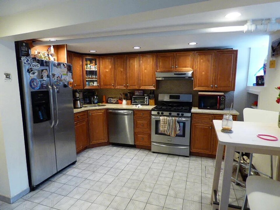 21-37-37 36th St in Queens, NY - Building Photo
