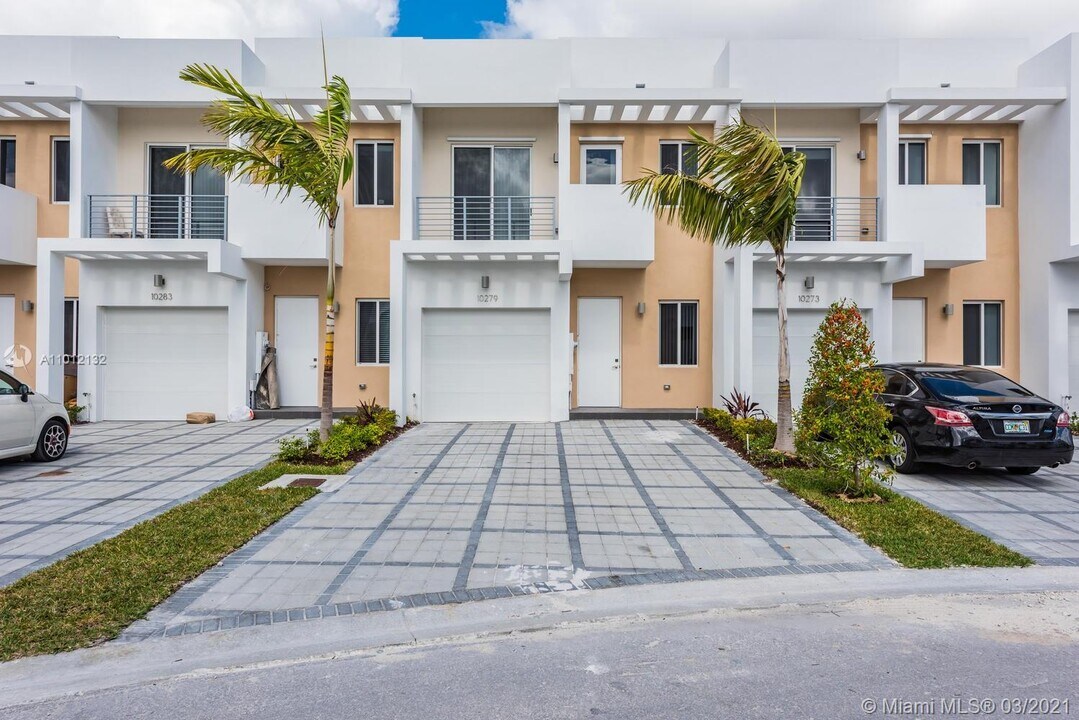 10279 NW 72nd Terrace-Unit -10279 in Doral, FL - Building Photo