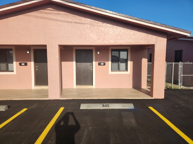 945 NW 9th Ave in Florida City, FL - Foto de edificio - Building Photo