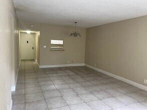 11131 Royal Palm Blvd, Unit #1 in Coral Springs, FL - Foto de edificio - Building Photo