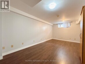 1 Pynford Crescent in Toronto, ON - Building Photo - Building Photo