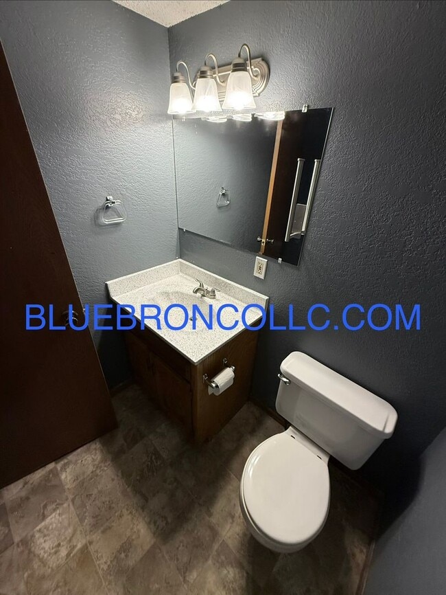 508 NE Churchill St in Lee's Summit, MO - Building Photo - Building Photo