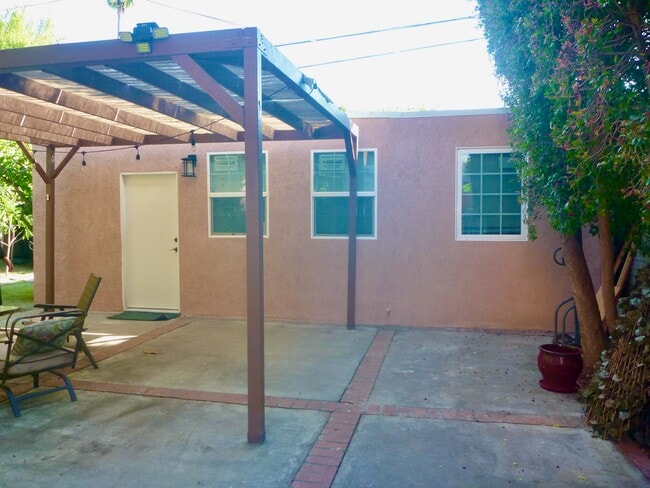 1110 S Wooster St, Unit 1110 Half in Los Angeles, CA - Foto de edificio - Building Photo