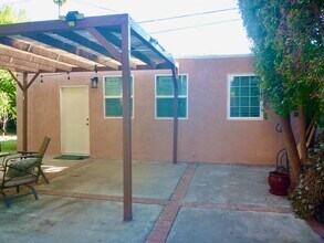 1110 S Wooster St, Unit 1110 Half in Los Angeles, CA - Foto de edificio - Building Photo