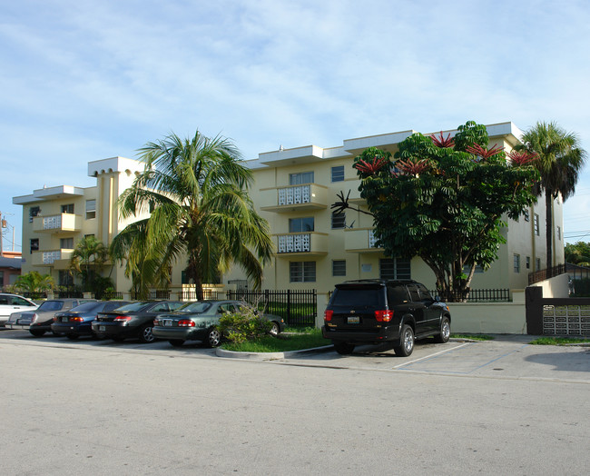 2135 NE 169th St in North Miami Beach, FL - Building Photo - Building Photo