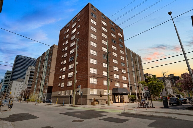335 Cooper St. – The Carillon in Ottawa, ON - Building Photo - Building Photo