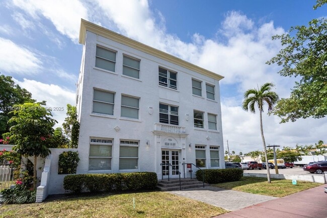 property at 924 Marseille Dr