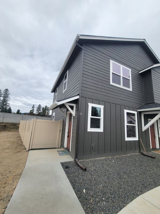 48 Potlatch Lp in Priest River, ID - Building Photo