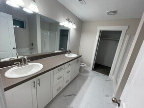 1401 E Hardcastle Ave in Woodburn, OR - Building Photo - Building Photo