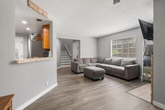 9049 Laguna Springs Way in Elk Grove, CA - Building Photo - Building Photo