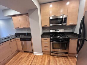 6954 N Greenview Ave, Unit 209 in Chicago, IL - Building Photo - Building Photo