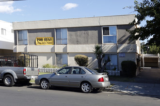 7460 Canby Ave in Reseda, CA - Building Photo - Primary Photo