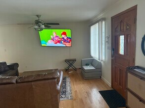 284 Semton Blvd, Unit Main level in Franklin Square, NY - Building Photo - Building Photo