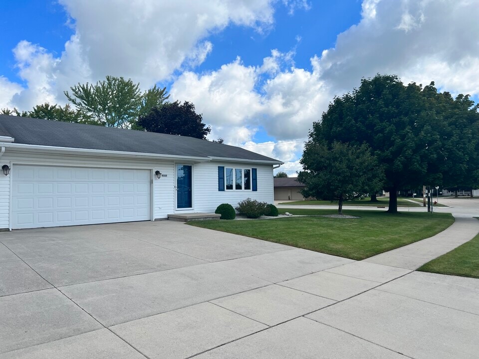 4508 Andrea Ct, Unit 4508 in Manitowoc, WI - Building Photo