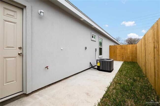 1308 Valle Vista St, Unit 1 in Alamo, TX - Building Photo - Building Photo