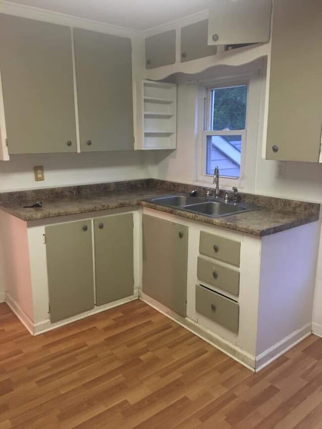 32 Eagle St, Unit 2-bedroom upper apartment