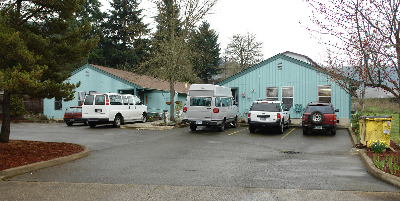 2937-2939 W Jay Ave in Roseburg, OR - Building Photo