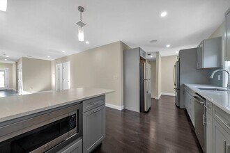 43 Wright Ave, Unit 2 in Medford, MA - Foto de edificio - Building Photo