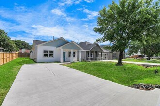 10917 San Jacinto Dr in La Porte, TX - Building Photo - Building Photo