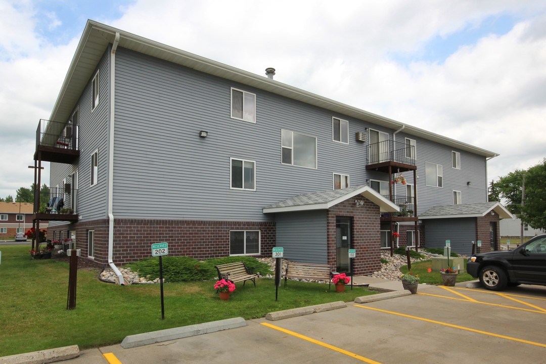 Star Apartments in Mahnomen, MN - Building Photo