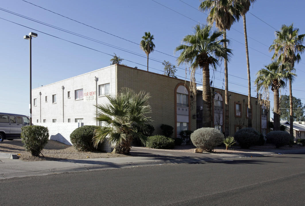 Innsbruck Apartments in Phoenix, AZ - Building Photo